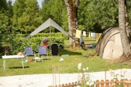 Kampeerplaats(en) - Basisprijs Comfortplaats (1 Tent, Caravan Of Camper / 1 Auto / Elektriciteit 10A) - Flower Camping Les 3 Ours