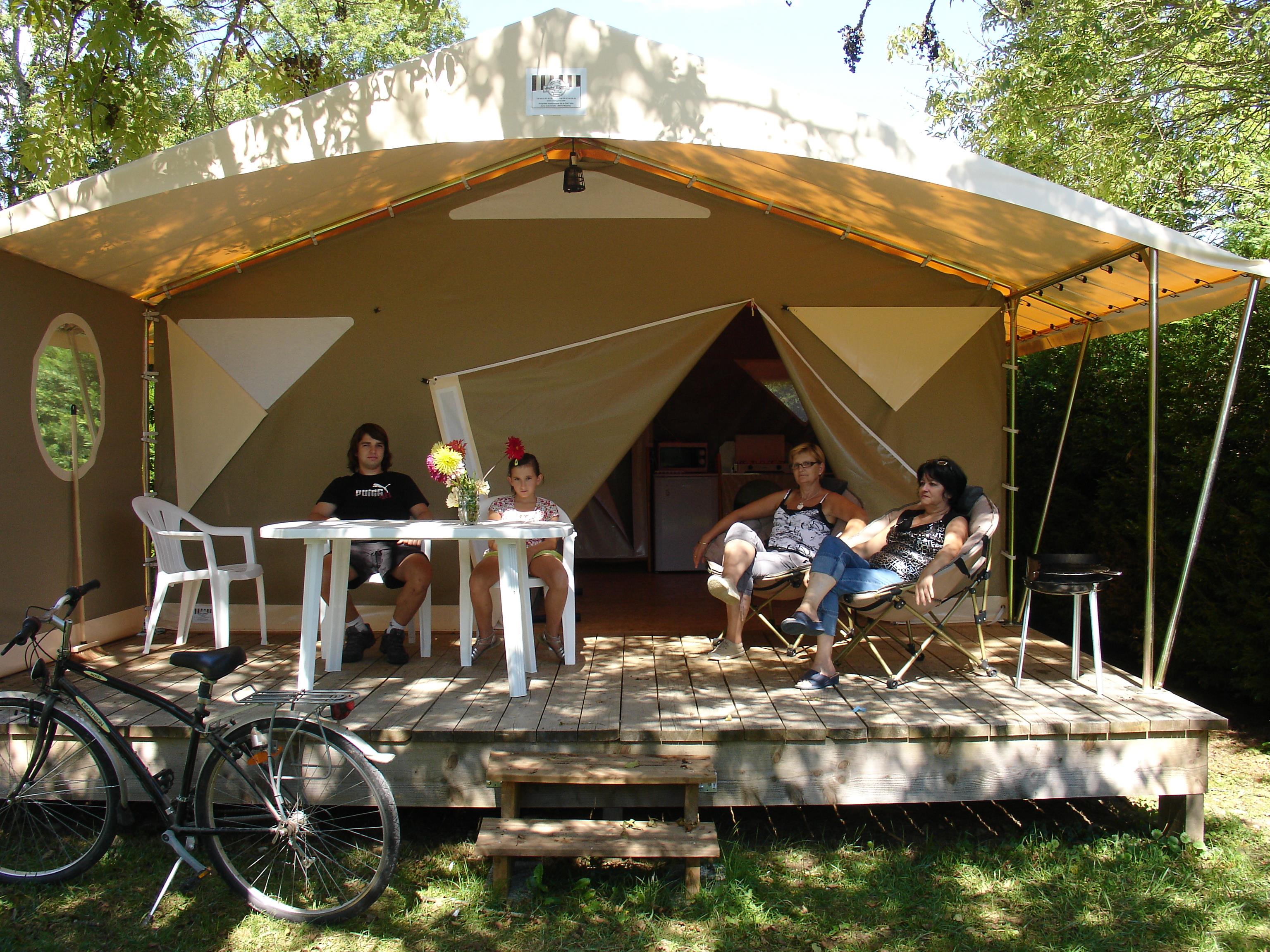 Location - Tente Lodge Du Trappeur Standard - 32M² (2 Chambres) Dont Terrasse Couverte - Sans Sanitaires Privés - Flower Camping Les 3 Ours