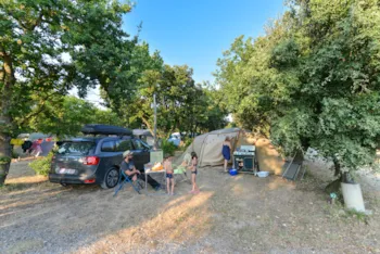 Stellplatz - Camping Stellplatz  (2 Personen + Auto) + Strom 16A - Camping Le Garrigon