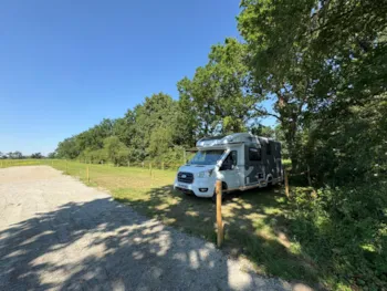 Kampeerplaats(en) - Standplaats Voor Camper Of Busje - Camping Les P'tites Maisons dans la Prairie