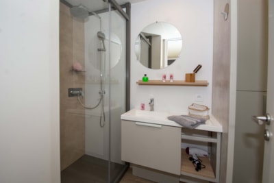 Mobil-home Evasion 21m² with private jacuzzi + terrasse — 4