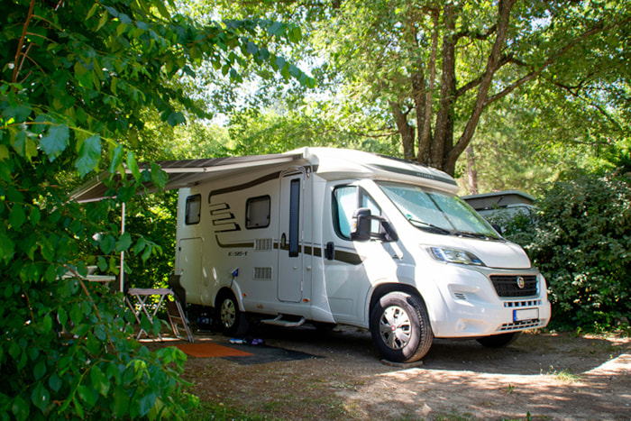Emplacement Confort Large Tente/Van/Caravane/Camping-Car (Avec Électricité)