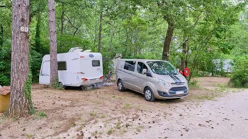 Pitch - Pitch Comfort Large Tent/Van/Caravan/Motorhome (Electricity Included) - Camping Le Luberon 