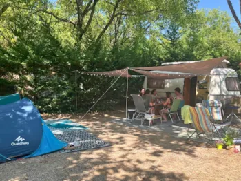 Stellplatz - Pitch Comfort Xl Tent/Van/Caravan/Motorhome (Electricity Included) - Camping Le Luberon 