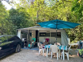 Stellplatz - Komfort Stellplatz Large Zelt/Van/Wohnwagen/Wohnmobil (Inklusive Stom) - Camping Le Luberon 