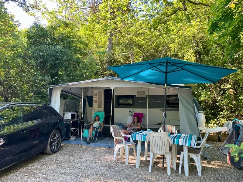 Emplacement Confort Large Tente/Van/Caravane/Camping-Car (Avec Électricité)