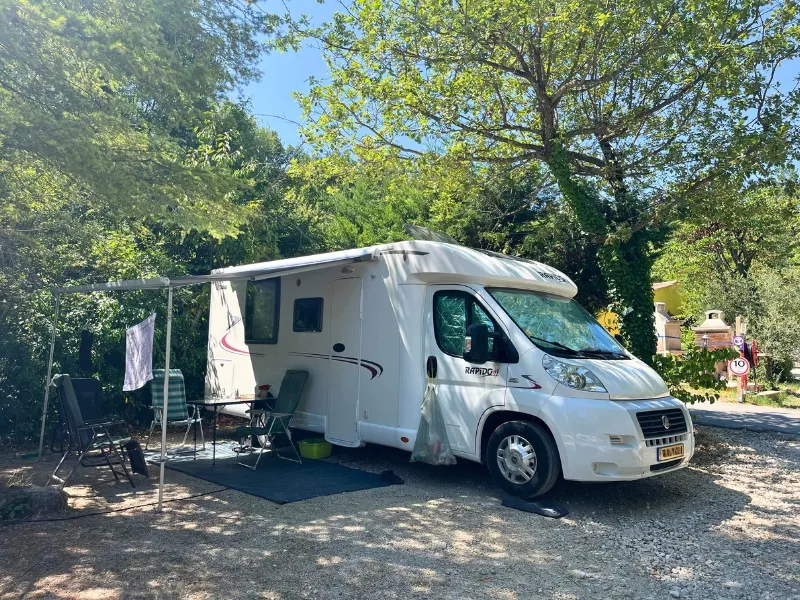 Emplacement Confort Large Tente/Van/Caravane/Camping-Car (Avec Électricité)