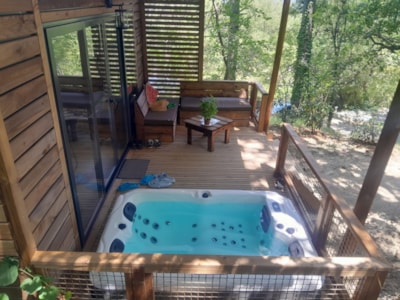 2-person cabin with private hot tub