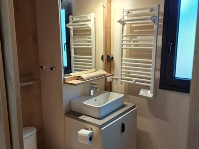 2-person cabin with private hot tub
