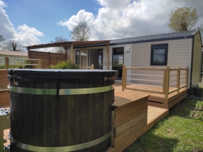 Mobile home with hot tub - 33m² - 3 bedrooms — 1