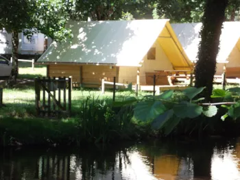 Huuraccommodatie(s) - Bungalow Tent Amazone Standard 20M² / 2 Kamers - Terras (Zonder Privé Sanitair) - Flower Camping Beauchêne