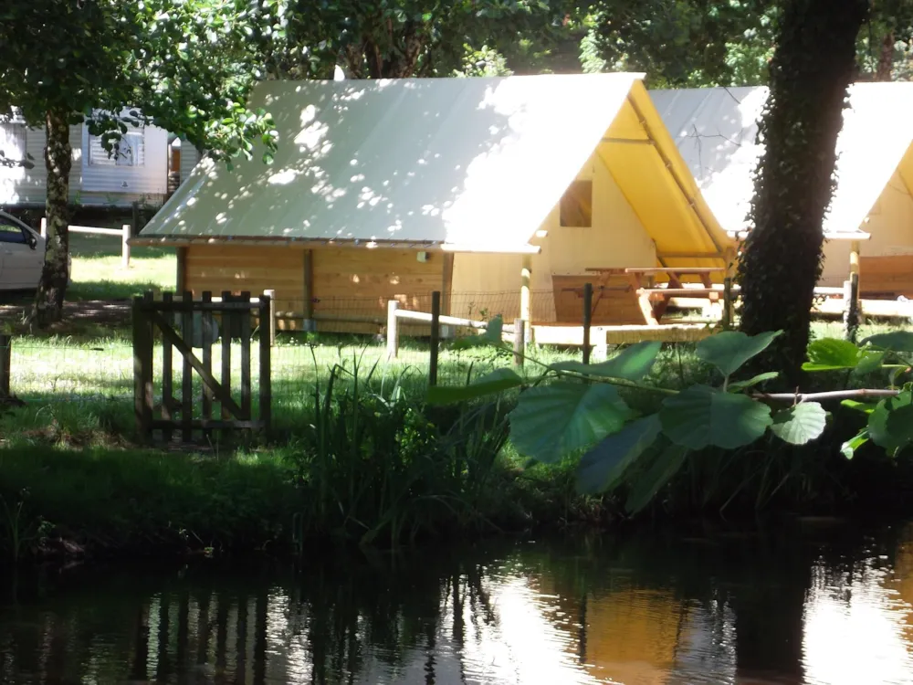 Bungalow tent Amazone Standard 20m² / 2 Kamers - Terras (zonder privé sanitair)
