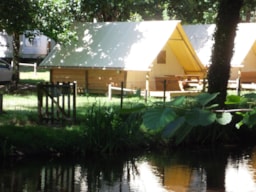 Huuraccommodatie(s) - Bungalow Tent Amazone Standard 20M² / 2 Kamers - Terras (Zonder Privé Sanitair) - Flower Camping Beauchêne