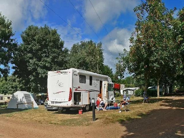 Emplacement - Forfait Privilège (1 Tente, Caravane Ou Camping-Car / 1 Voiture / Électricité 10A) +  Vue Sur L'étang - Flower Camping Beauchêne
