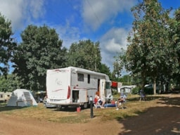 Kampeerplaats(en) - Privilege Formule (1 Tent, Caravan Of Camper / 1 Auto / Elektriciteit 10A) + Vijverzicht - Flower Camping Beauchêne