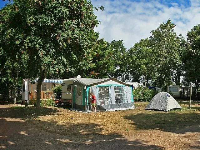 Forfait Privilège (1 Tente, Caravane Ou Camping-Car / 1 Voiture / Électricité 10A) +  Vue Sur L'étang