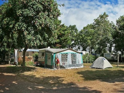 Privilege Package (1 tent, caravan or motorhome / 1 car / electricity 10A) + pond view