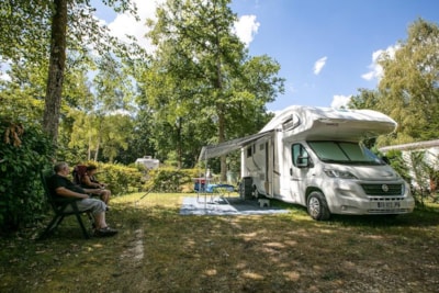 Pitch + 1 car + tent, caravan or camping-car