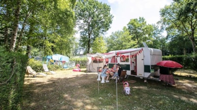 Pitch + 1 car + tent, caravan or camping-car