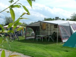 Kampeerplaats(en) - Privilege Formule (1 Tent, Caravan Of Camper / 1 Auto / Elektriciteit 13A) + Wateraansluiting En Afvoer - Flower Le Domaine du Rompval