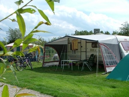 Piazzola Privilège (tenda, roulotte, camper / 1 auto / Elettricità 13A) + Raccordo all'acqua + scarico