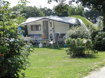 Stellplatz - Stellplatz Confort (Zelt, Wohnwagen, Wohnmobil / 1 Auto / Strom 6A) - Flower Le Domaine du Rompval