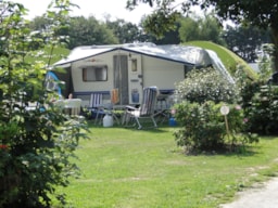Kampeerplaats(en) - Basisprijs Comfortplaats (1 Tent, Caravan Of Camper / 1 Auto / Elektriciteit 6A) - Flower Le Domaine du Rompval