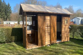 Stellplatz - Stellplatz Premium: Stellplatz Freecamp + Strom - Flower Le Domaine du Rompval