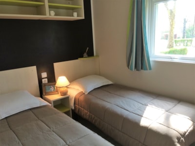 Comfortable 30 m² chalet (2 bedrooms, sleeps 4) + TV + covered terrace — 3