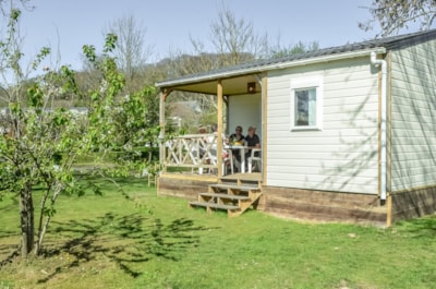 Comfortable 30 m² chalet (2 bedrooms, sleeps 4) + TV + covered terrace — 1