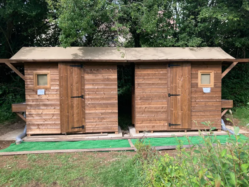 Forfait Confort Premium : 1 Voiture + 1 Tente, Caravane Ou Camping-Car Avec Sanitaire Individuel