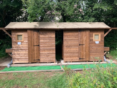 PREMIUM comfort package: 1 car + 1 tent, caravan, or motorhome with private bathroom facilities — 1