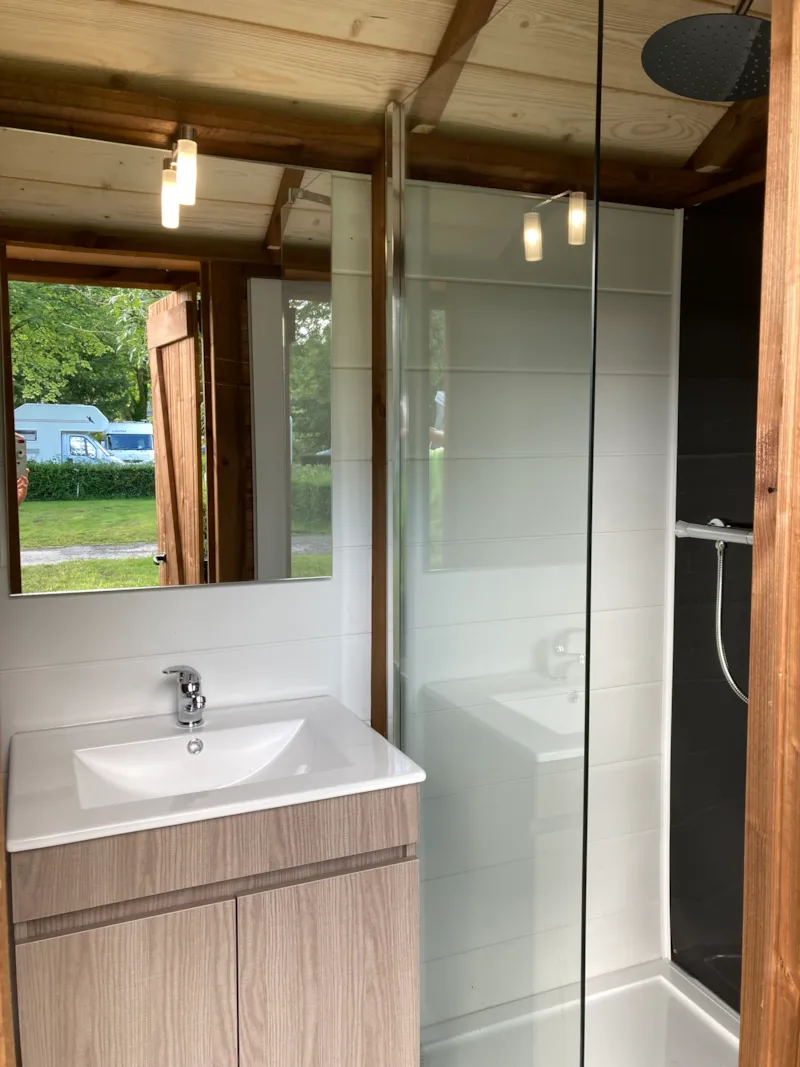 Forfait Confort Premium : 1 Voiture + 1 Tente, Caravane Ou Camping-Car Avec Sanitaire Individuel