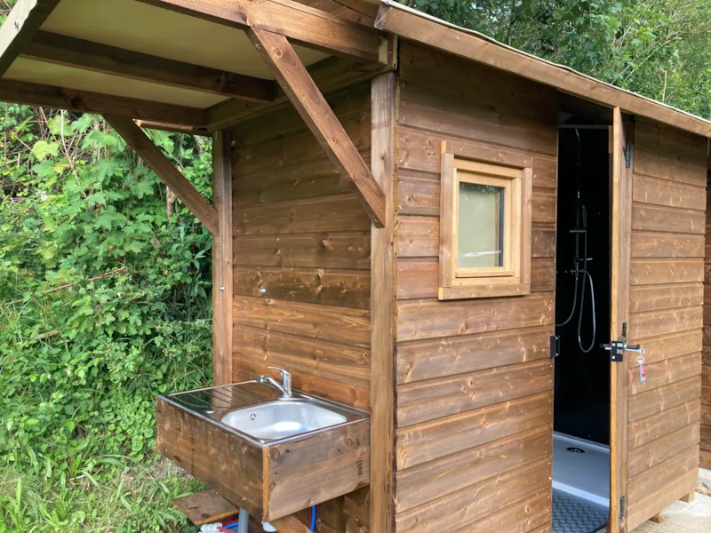 Forfait Confort Premium : 1 Voiture + 1 Tente, Caravane Ou Camping-Car Avec Sanitaire Individuel