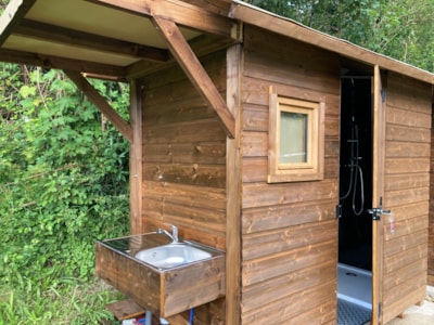 PREMIUM comfort package: 1 car + 1 tent, caravan, or motorhome with private bathroom facilities — 4