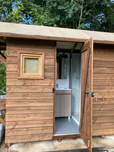 PREMIUM comfort package: 1 car + 1 tent, caravan, or motorhome with private bathroom facilities — 5