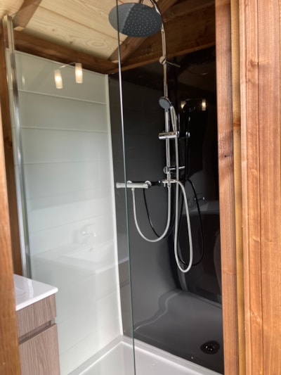 PREMIUM comfort package: 1 car + 1 tent, caravan, or motorhome with private bathroom facilities — 6
