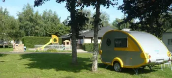 Stellplatz - Stellplatz + Auto +  Wohnwagen - CAMPING LES DOMES