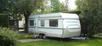 Stellplatz - Stellplatz + Wohnmobil - CAMPING LES DOMES