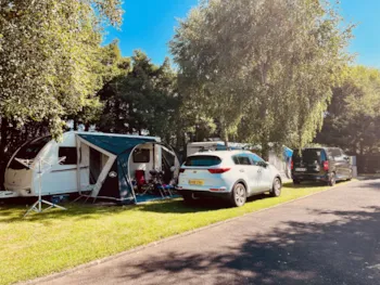 Stellplatz - Stellplatz Auto +  Wohnwagen - Camping les Dômes