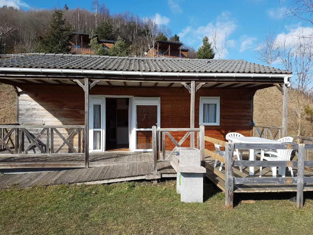Location - Chalet Pmr - Gamme Confort Avec Tv  / 2 Chambres - Flower Camping Le Belvédère - Auvergne - Cantal