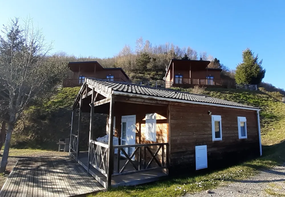 Location - Chalet Bes Confort 34M² (2Ch 4 Pers.) - Flower Camping Le Belvédère - Auvergne - Cantal
