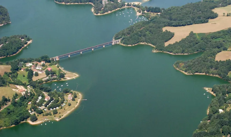 Emplacement + Voiture Ou Camping-Car + Tente Ou Caravane