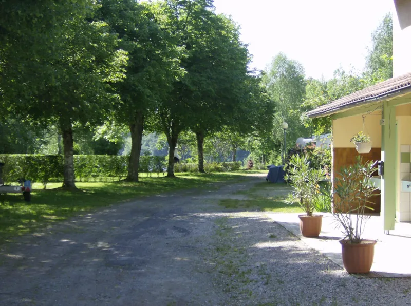 Emplacement + Voiture Ou Camping-Car + Tente Ou Caravane