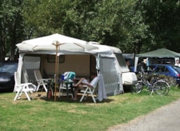 Kampeerplaats(en) - Standplaats + Voertuig - Camping APV Plijadur