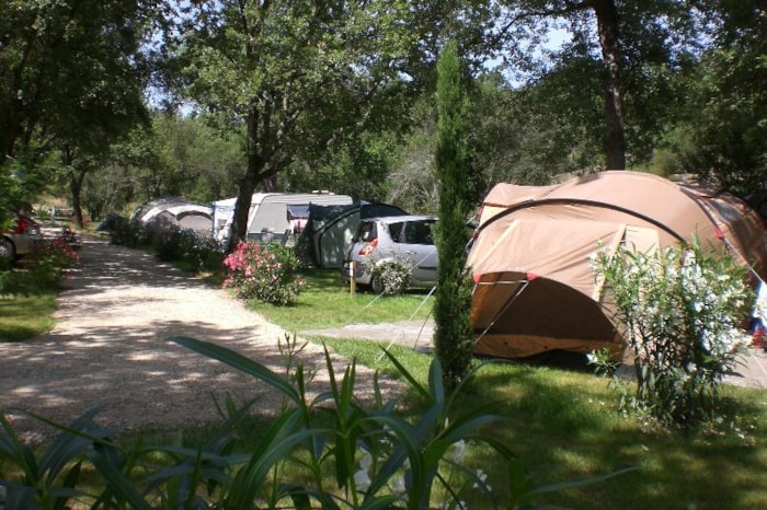 Emplacement : 1 Voiture + Tente/Caravane Ou Camping-Car