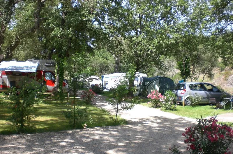 Emplacement : 1 Voiture + Tente/Caravane Ou Camping-Car