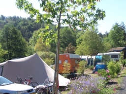Kampeerplaats(en) - Campingplaats Comfort (1 Tent, Caravan Of Camper / 1 Auto / Elektriciteit 16A) - Flower Camping La Rochelambert