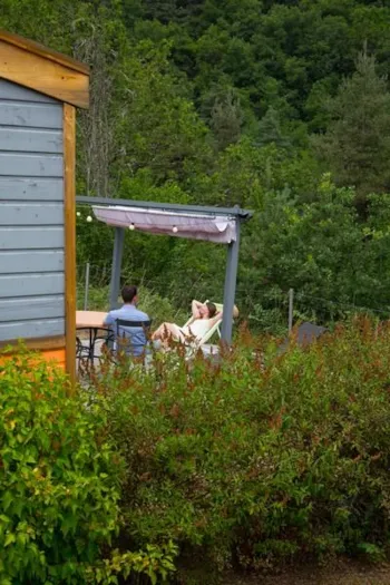 Accommodation - Gipsy Caravan Velay 18M² + Velay 18M² Terras 15M² - Flower Camping La Rochelambert