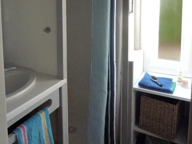 Chalet Jade Confort 30M² (2 Chambres) + Terrasse Couverte 15M² + Côté Rivière